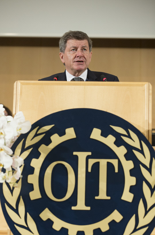 가이 라이더 국제노동기구(ILO)사무총장이 21일(현지시간) 스위스 제네바에서 ILO 창립 100주년을 맞이해 열린 마지막날 세션에서 연설을 하고 있다.